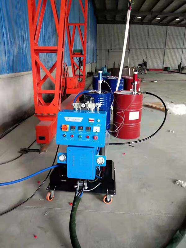 輕鋼别墅建築保溫施工聚氨酯發泡機